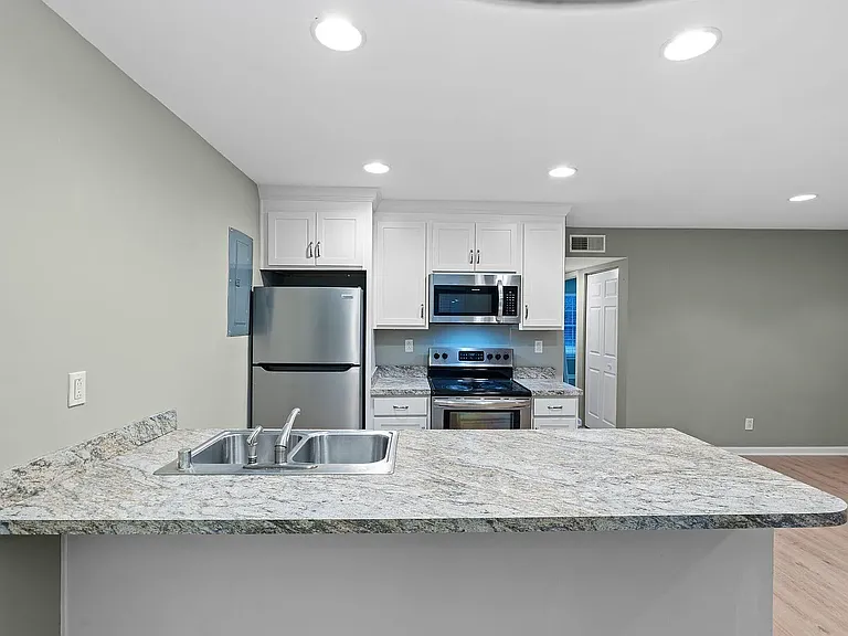 333 E 4th St #B10 — Photo 8