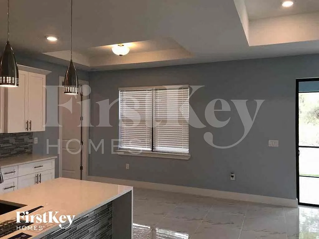 4 bed, 2.0 bath, 1946 sqft, $1,840 — Photo 3