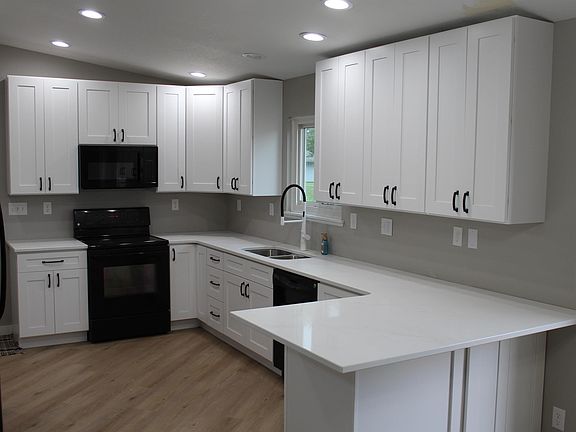 2nd image of 619 E Grove St