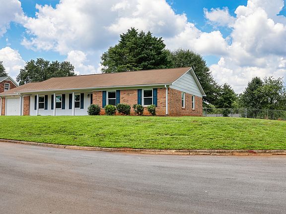 House on corner of Ambergate Ct. and Woodstock Ln.