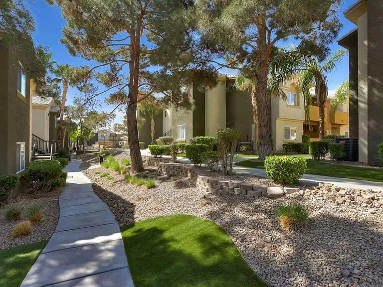 Solana Apartments — Photo 17