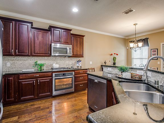 4th image of 2592 Oyster Bay Dr