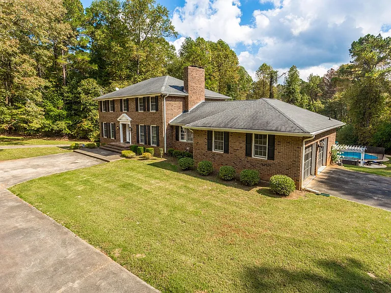 Frontyard with main entrance and 2-car Garage.
