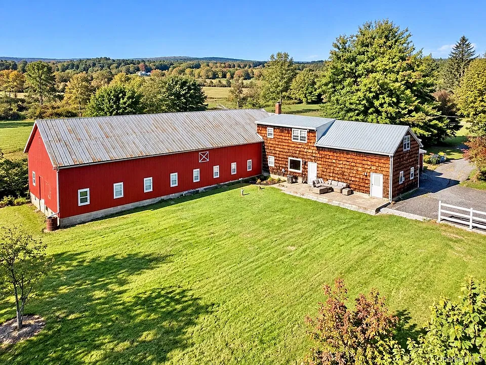 33 Howells Tpke