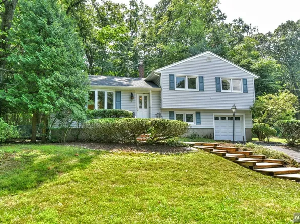 2 Phyllis Dr, Montvale, NJ 07645