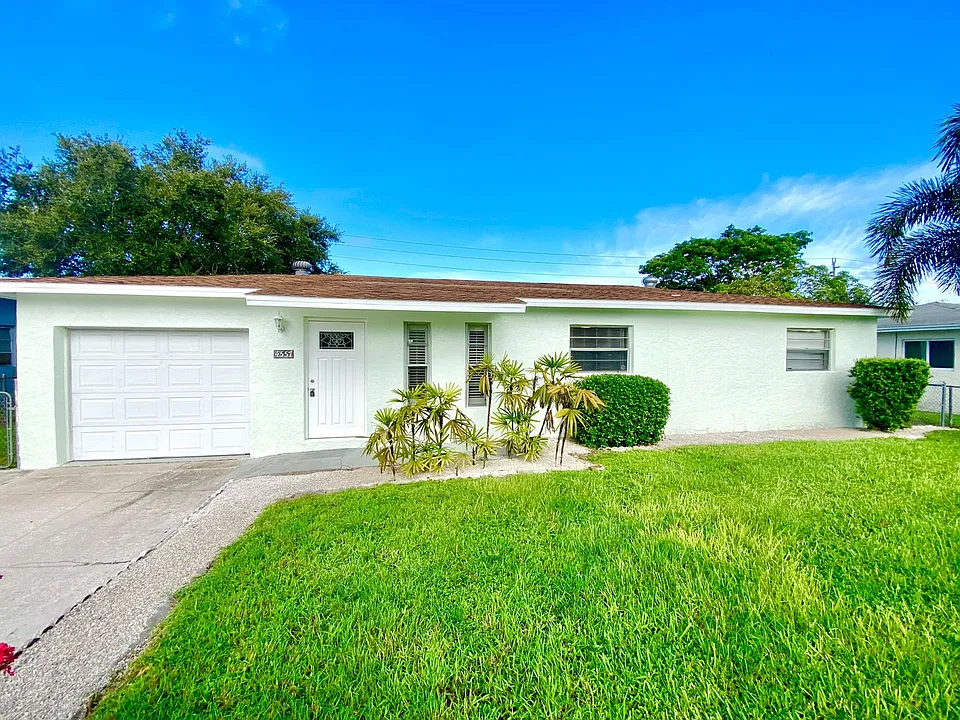 4557 W Alhambra Cir