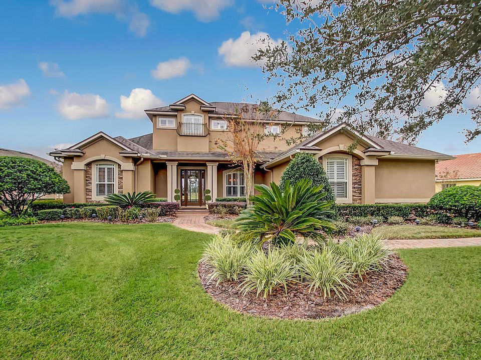 Executive home in golf comm.