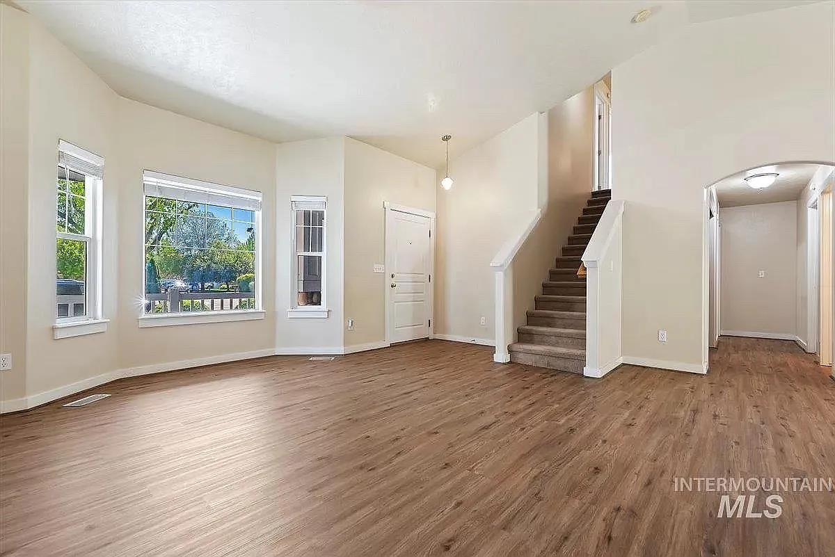 4 bed, 2.5 bath, 1887 sqft, $2,970 — Photo 4