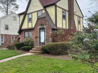 44 Burston St, Hempstead, NY 11550