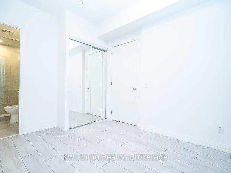 400 King St W #523 — Photo 14
