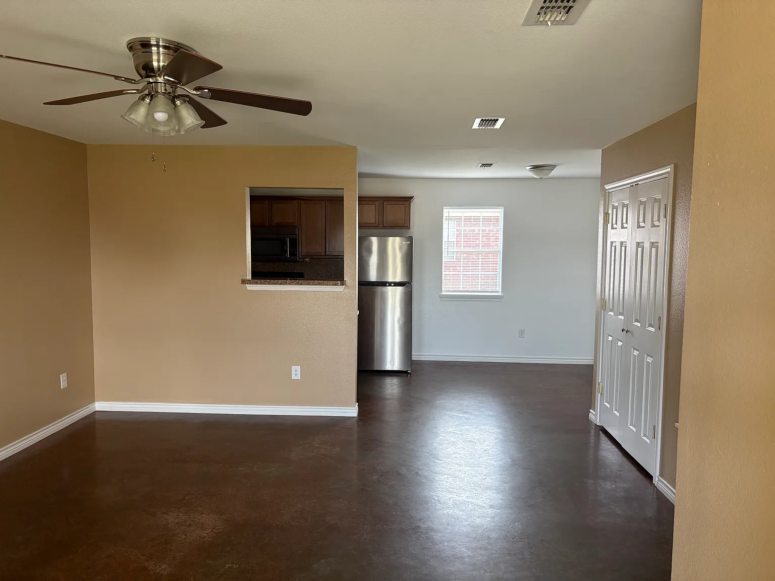3 bed, 1152 sqft, $1,450 — Photo 3