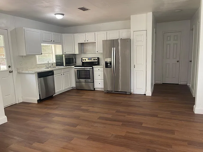913 Bellaire Dr — Photo 6