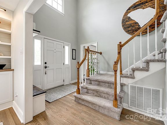 3rd image of 622 Somerset Ct
