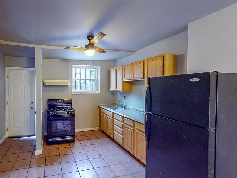 2425 Druid Hill Ave — Photo 3