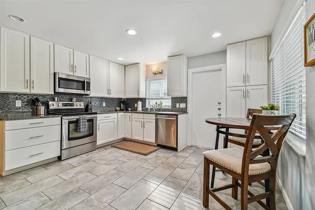 3 bed, 1.0 bath, 1061 sqft, $3,000 — Photo 3
