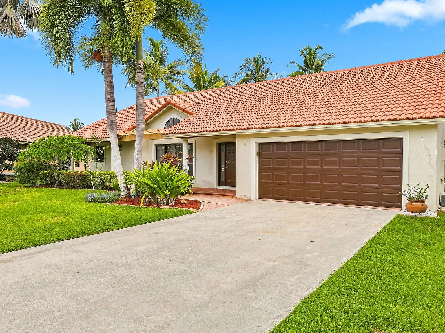 4 bed, 2.0 bath, 2112 sqft, $4,650 — Photo 2