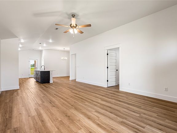 4th image of 1719 Farmer St