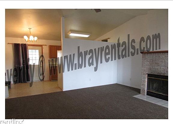 467 Pera St. living area