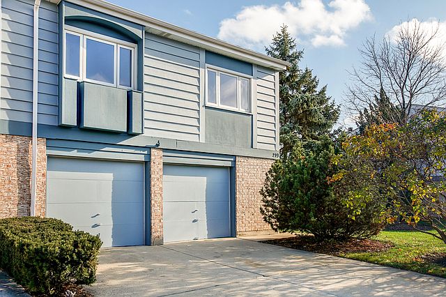1st image of 219 Lakeshore Ln #219