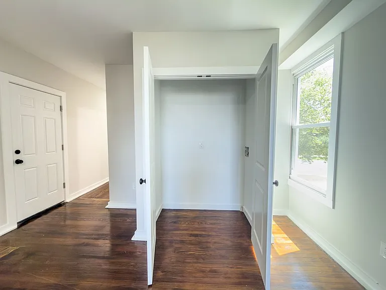 560 Howard Ave — Photo 18