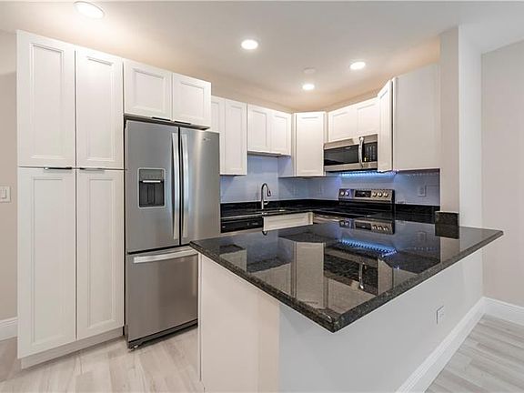 4th image of 628 NE 8th Ave APT 1