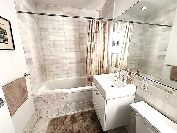 635 West 42nd Street image 10 of 26