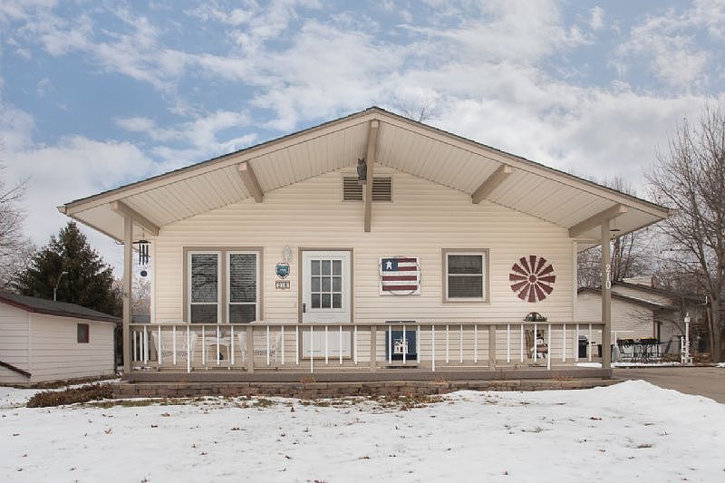 1st image of 210 Fairview Dr