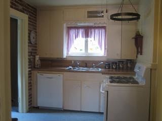 4th image of 417 Superior St