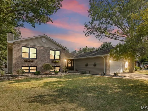 501 Whispering Oaks Dr, Bethalto, IL 62010