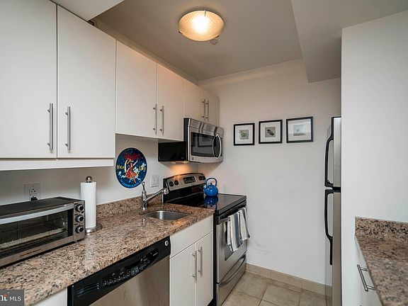 4th image of 219-29 S 18th St #415