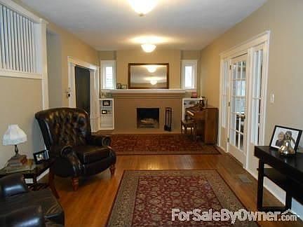 Foyer / fireplace