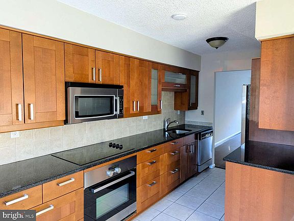 4th image of 305 Paddock Dr