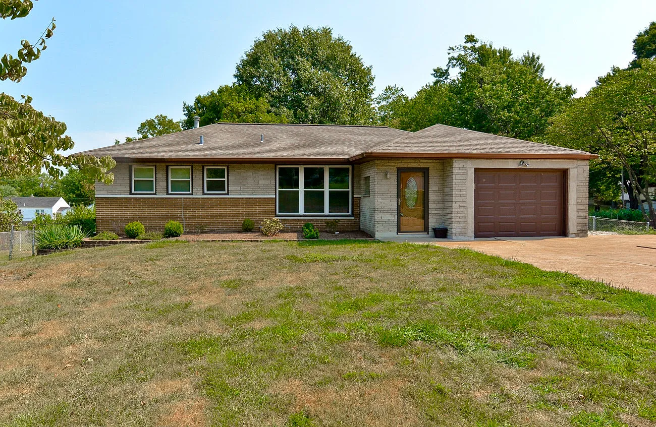 1025 Poplar Dr photo 1