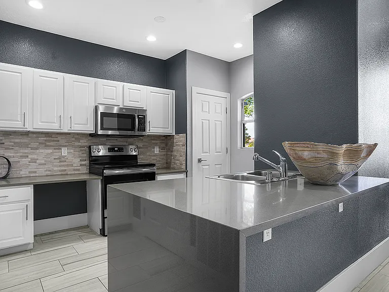 La Ventana Apartments — Photo 9