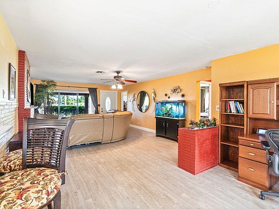 3rd image of 322 N 32 Avenue