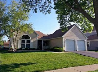 37 Garfield Ln, Streamwood, IL 60107