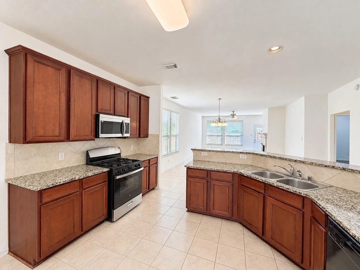 3 bed, 2.0 bath, 1790 sqft, $2,150 — Photo 3