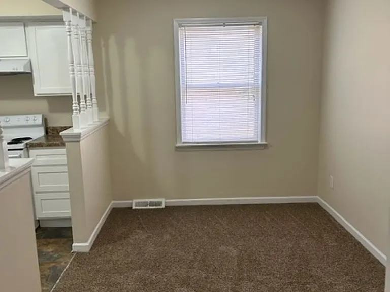 481 Woodview Dr — Photo 6