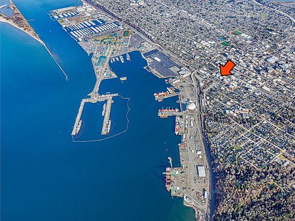 Location of the rental. There is beach access, large marina, shops, restaurants, arena and city life all within walking distance.