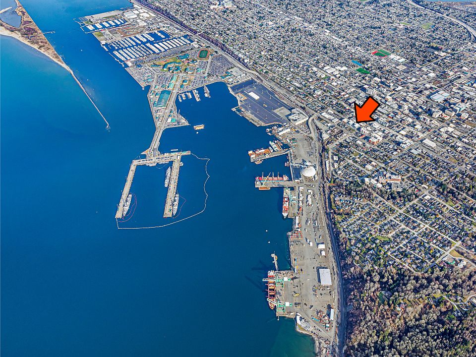 Location of the rental. There is beach access, large marina, shops, restaurants, arena and city life all within walking distance.