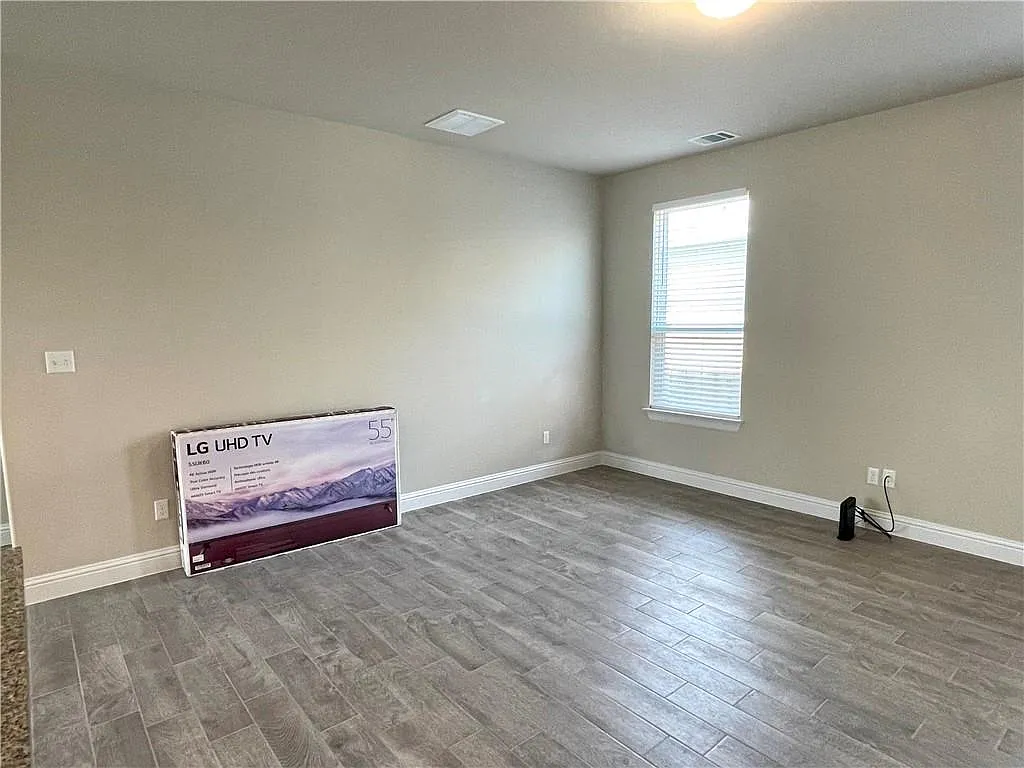 3 bed, 2.5 bath, 2100 sqft, $2,090 — Photo 2