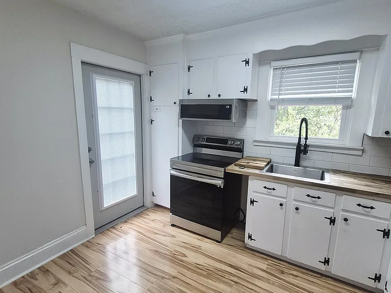 110 Phelps Rd #B — Photo 5