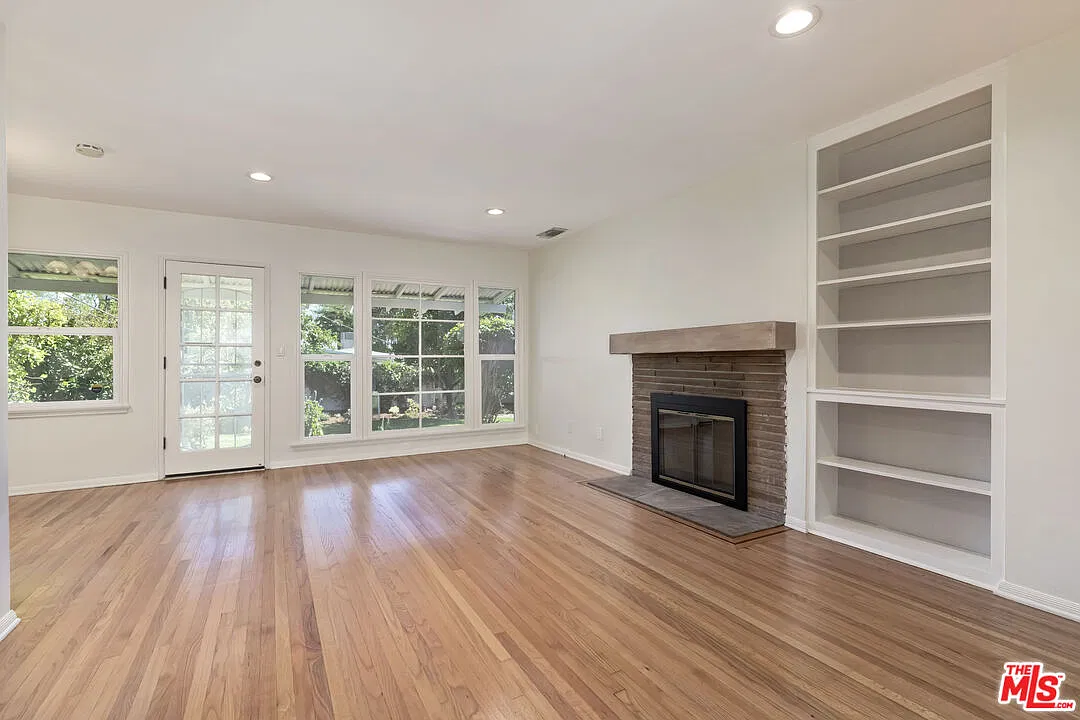 2 bed, 1.0 bath, 1155 sqft, $6,395 — Photo 4