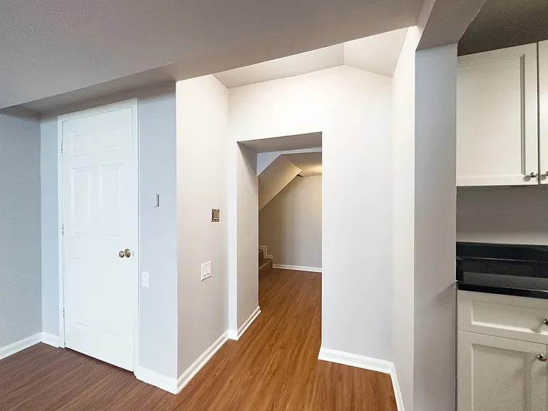 5748 N Winthrop Ave #100 — Photo 4