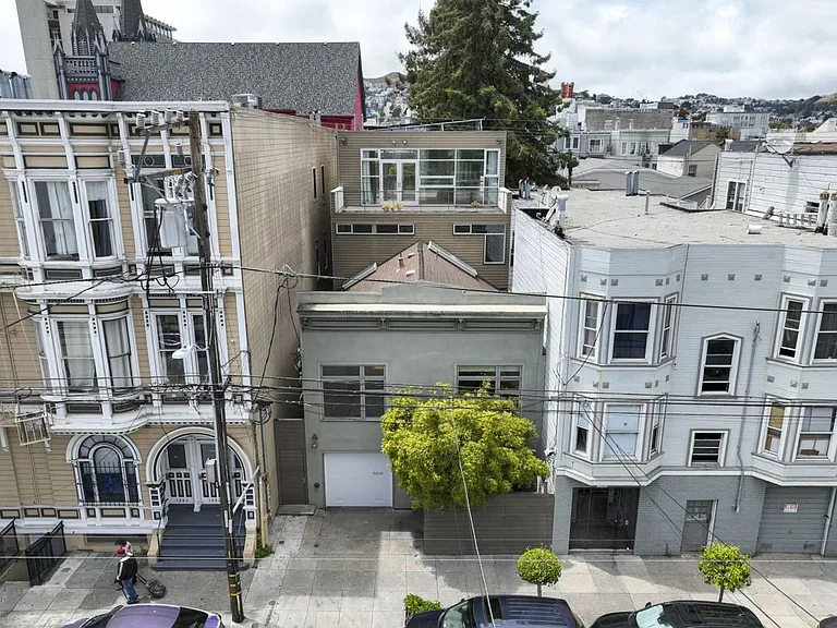 1076 S Van Ness Ave — Photo 58