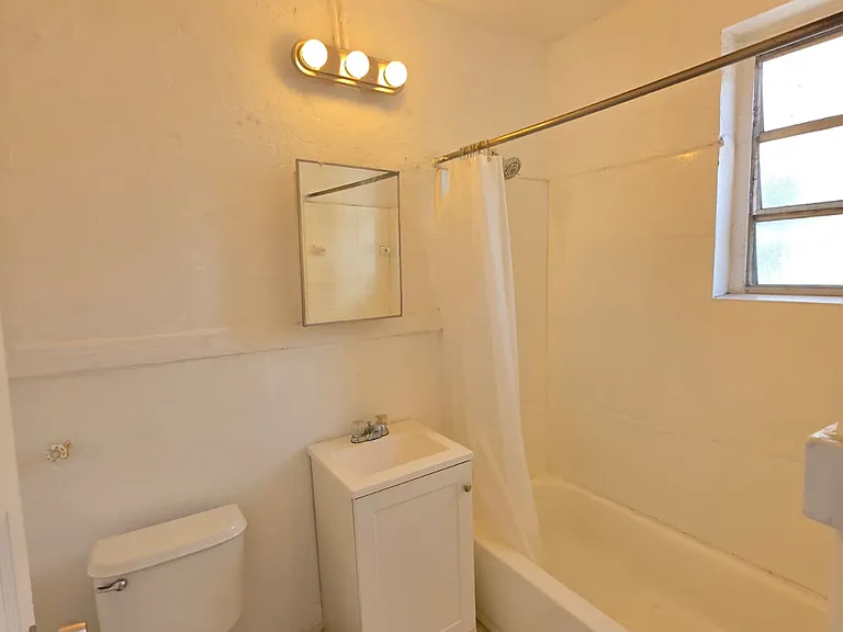 1603 SW 8th St #6 — Photo 7