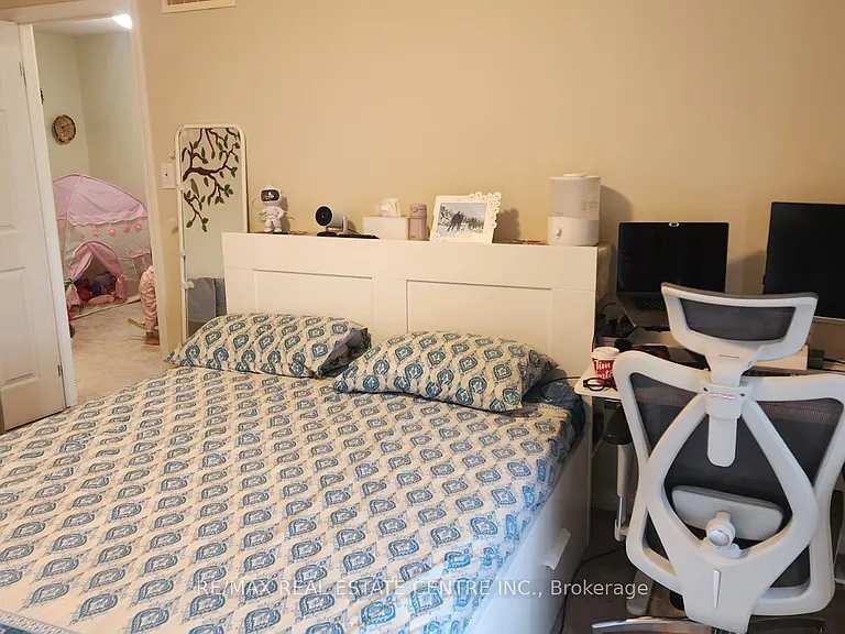 221 Slingsby Lndg — Photo 11
