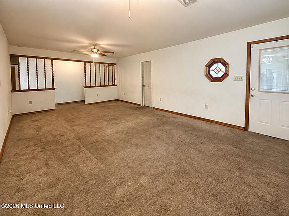 3rd image of 709 Hillcrest Loop