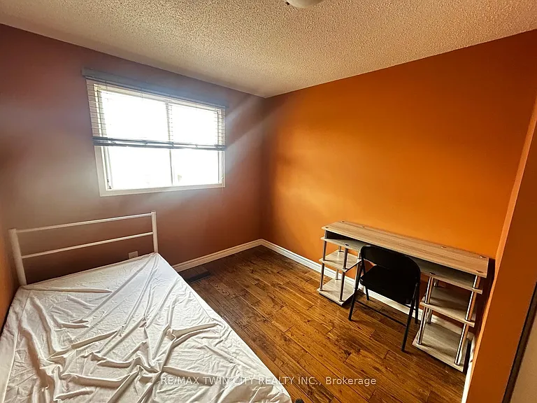 254 Camille Cres — Photo 9