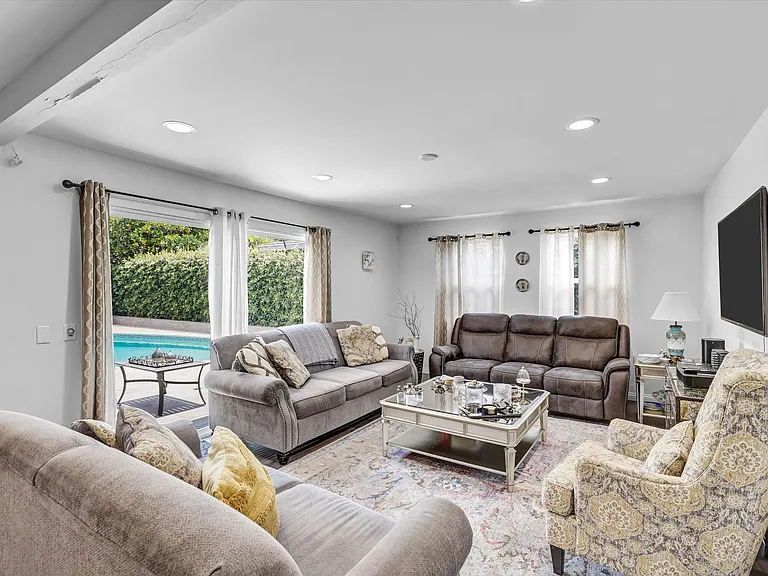 3078 Trinity Dr — Photo 7